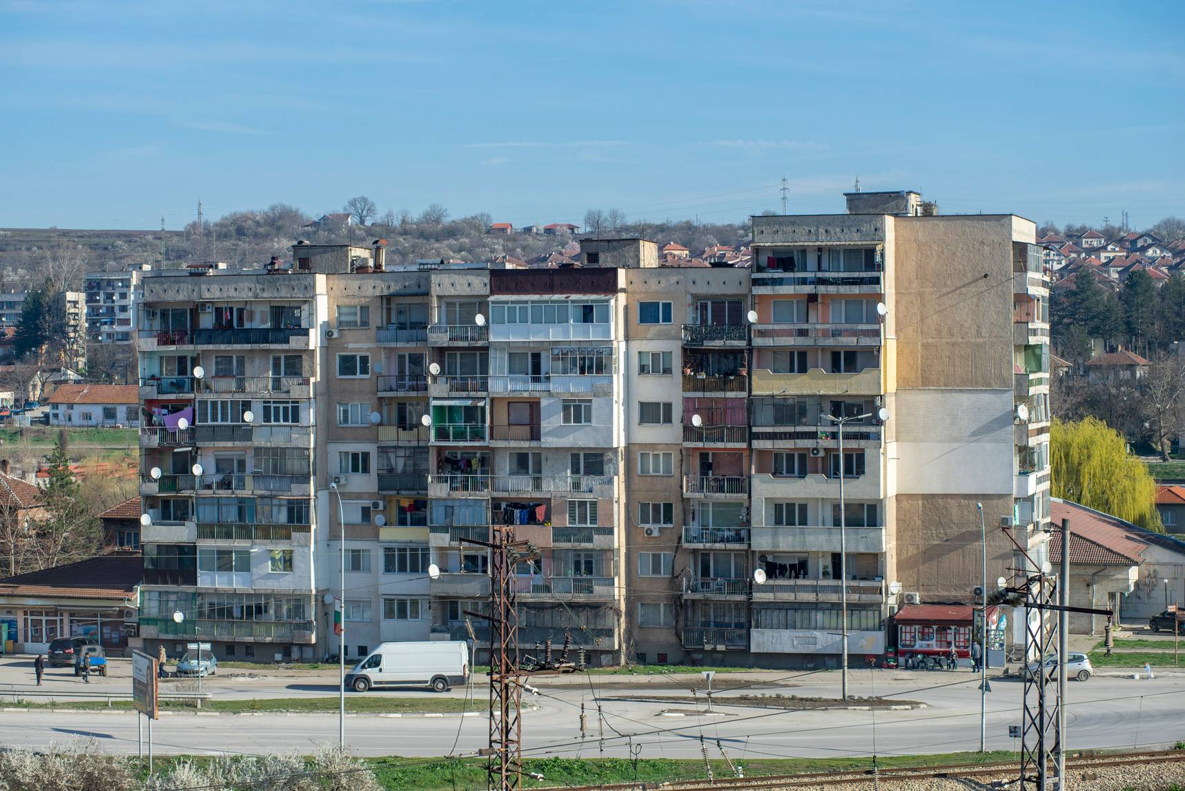 Определени са изпълнителите за санирането на два жилищни блока в Мездра